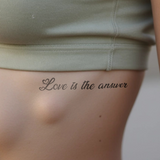 Tatuaje "Love is the answer"