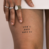 Tatuaje Lieb's Oder Lass Es (Ámalo o Déjalo)