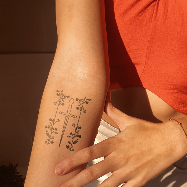 Tatuaje Daga con Flores