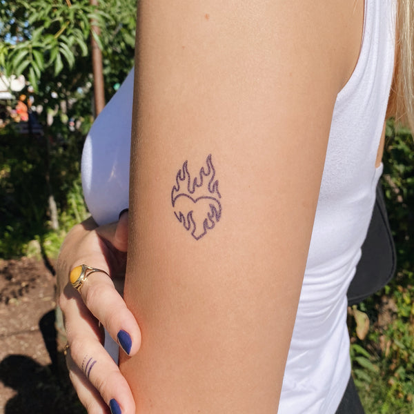 Tatuaje Corazón en Llamas Bold