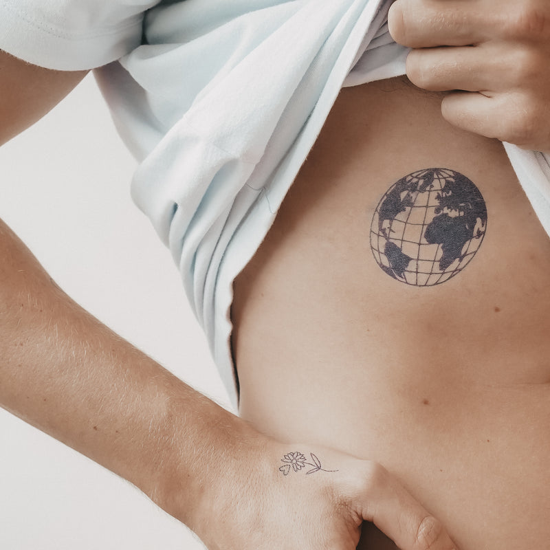 Tatuaje Bola del Mundo con Coordenadas