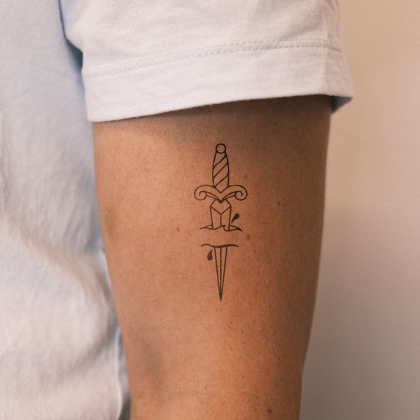 Tatuaje Daga Tradicional