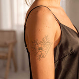 Tatuaje de triángulo y flores
