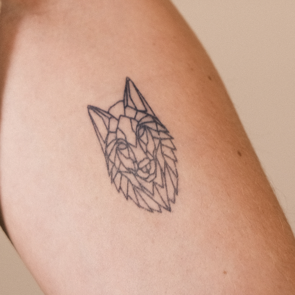 Tatuaje Cabeza de Lobo Geométrica