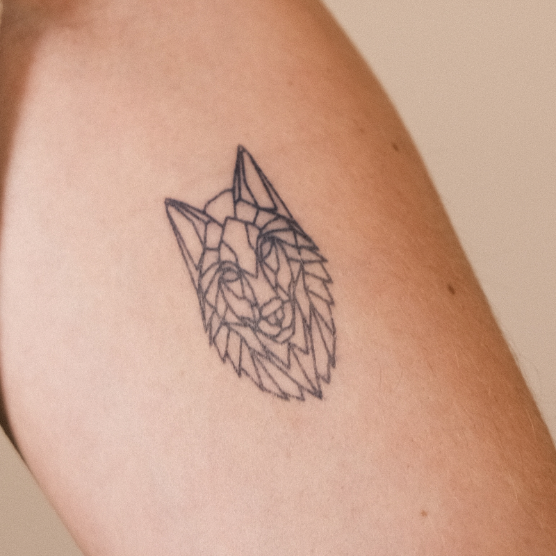 Tatuaje Cabeza de Lobo Geométrica