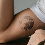 Tatuaje Bola del Mundo con Coordenadas