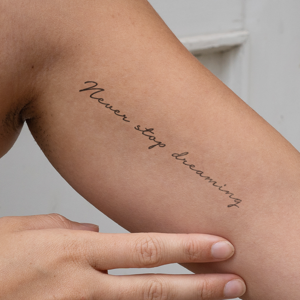 Tatuaje Frase "Never Stop Dreaming"