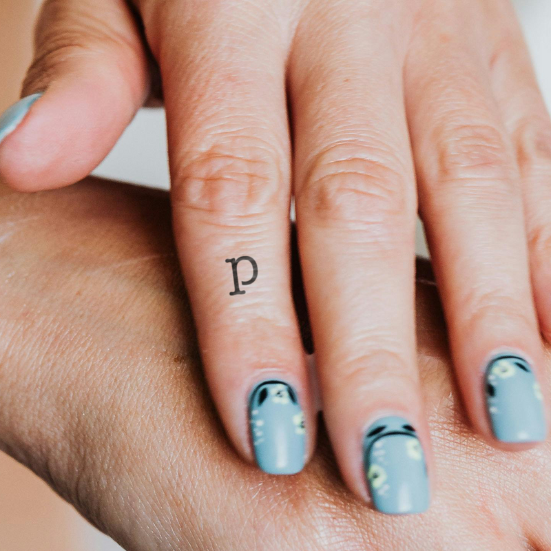 Tatuaje "p" minúscula