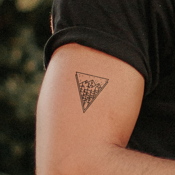 Tatuaje Triángulo Árbol y Montaña