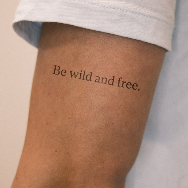 Tatuaje Frase "Be wild and free"