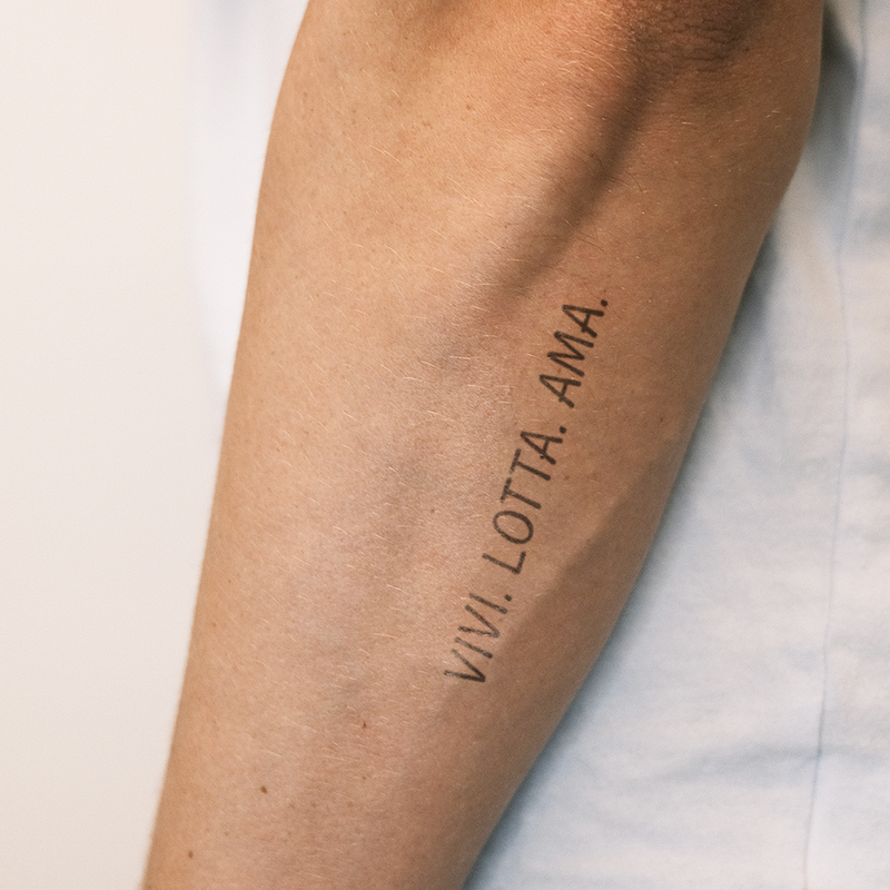 Tatuaje Frase "Vivi. Lotta. Ama."