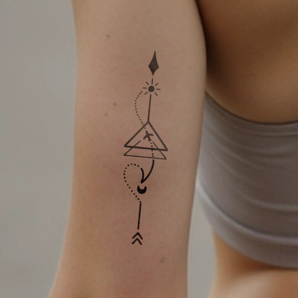 Tatuaje Avión, sol y luna con flecha 