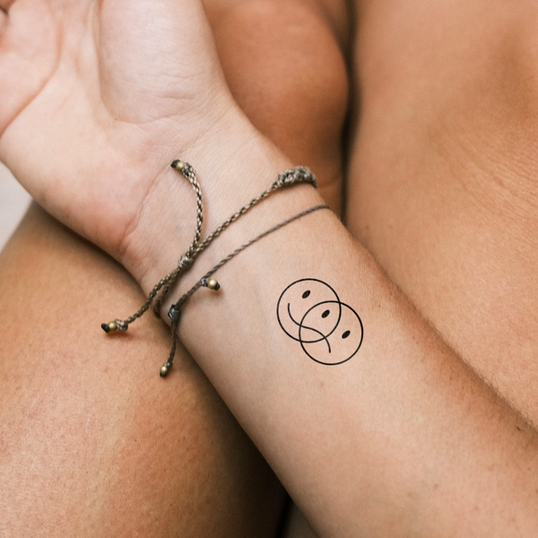 Tatuaje Smiley Feliz Triste Entrelazados
