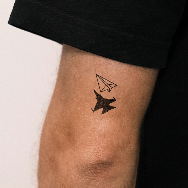 Tatuaje Avión de Papel con Sombra Jet