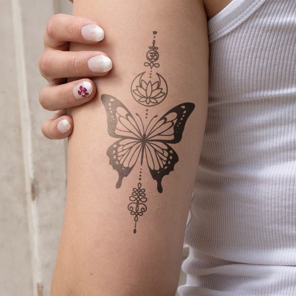 Tatuaje Mariposa con Símbolos