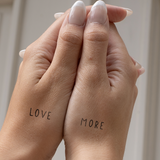 Tatuaje Frase "Love More"