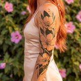 Manga de tatuaje de flores poderosas