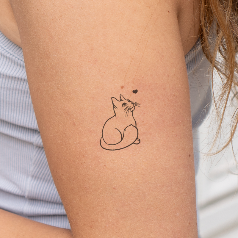 Tatuaje Gato Bonito con Corazón