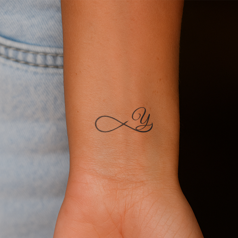Tatuaje Infinito con iniciales (A-Z)