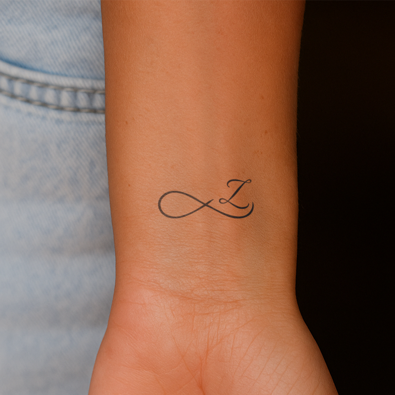 Tatuaje Infinito con iniciales (A-Z)