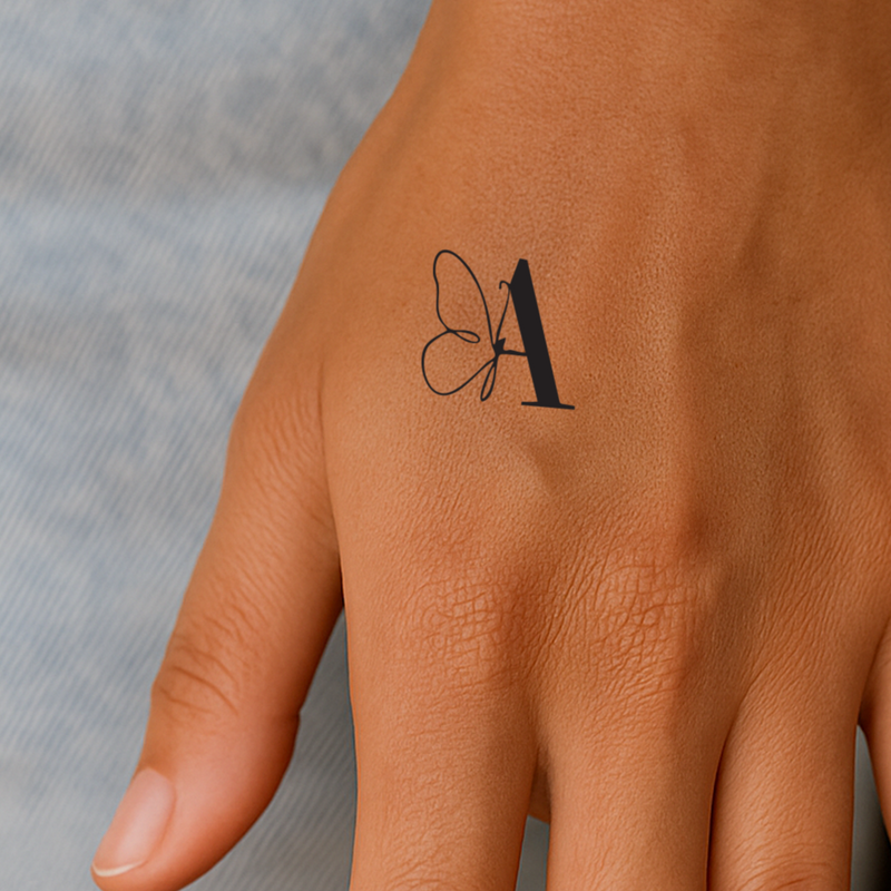 Tatuaje Mariposa con iniciales (A-Z)