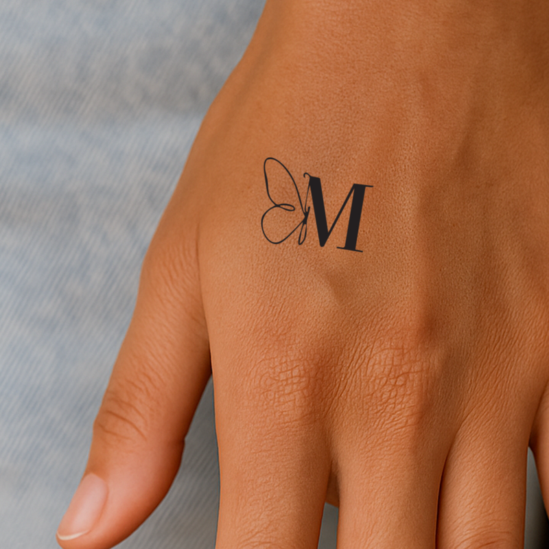 Tatuaje Mariposa con iniciales (A-Z)