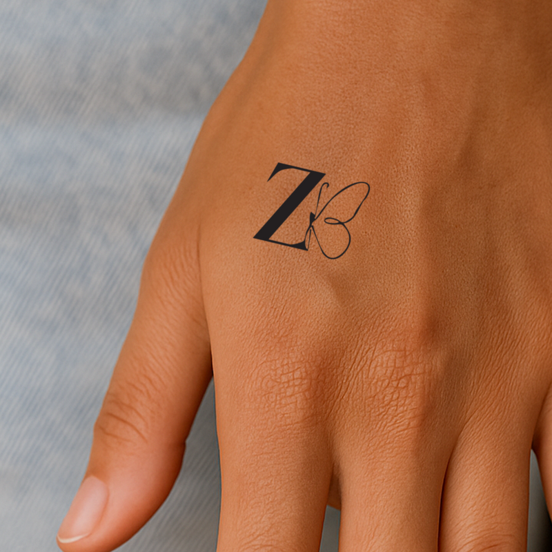Tatuaje Mariposa con iniciales (A-Z)