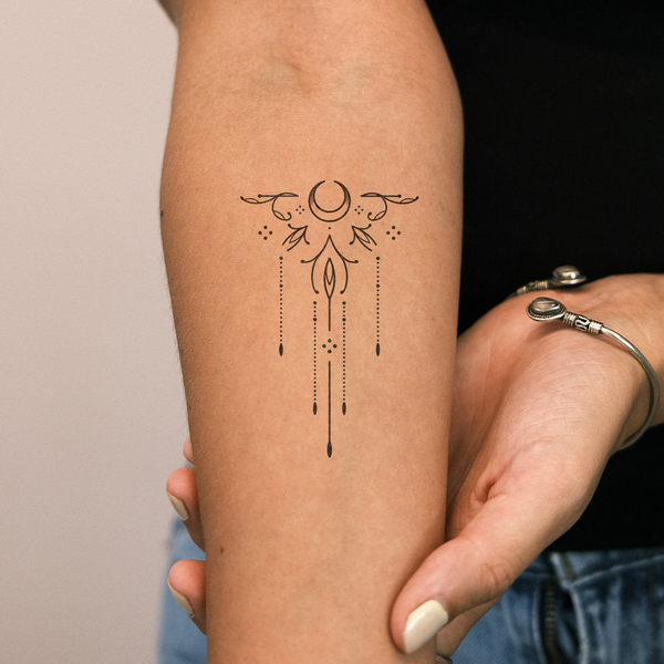Tatuaje Luna con Diseños Geométricos