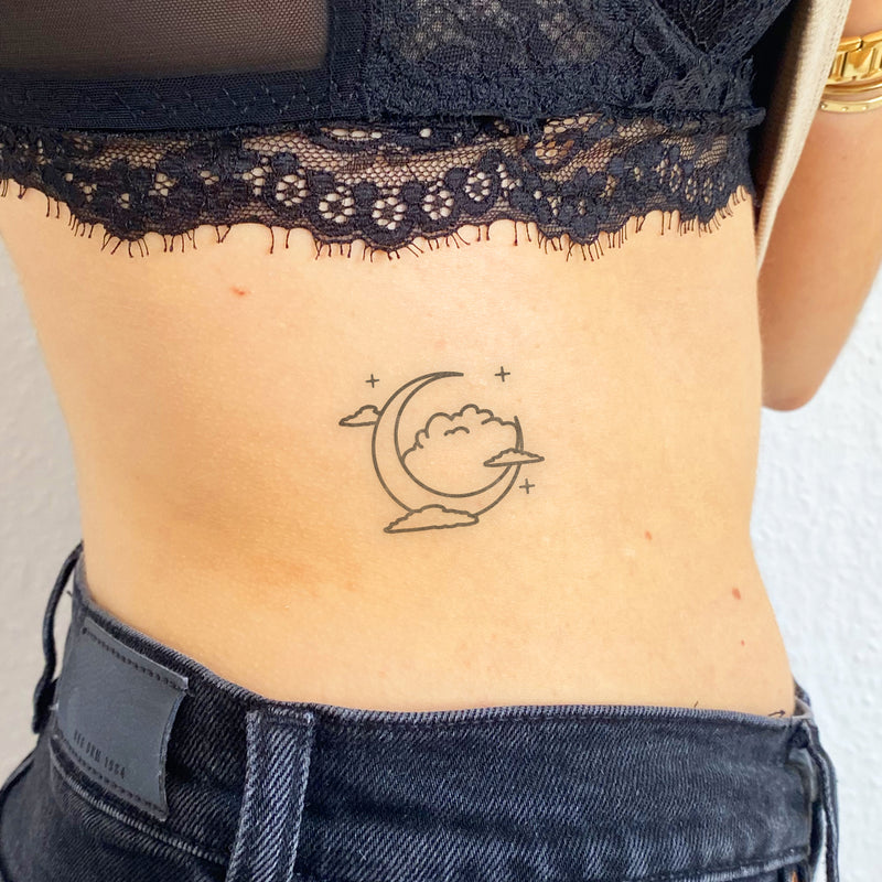 Tatuaje Luna Creciente con Nubes