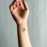 Tatuaje Avión de Papel con Sombra