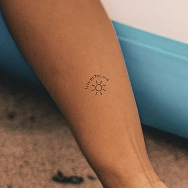 Tatuaje Live by the Sun con Sol 