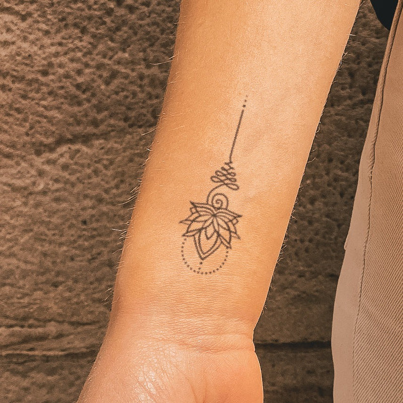Tatuaje Flor de Loto con Tallo