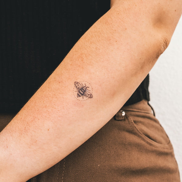 Tatuaje Abeja con Círculo